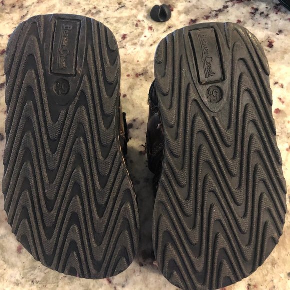 Size 5 toddler sandals - Picture 2 of 2